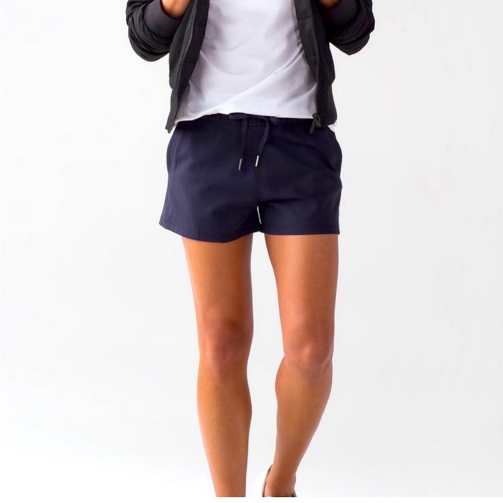 Lululemon On the Fly 2.5” Short TRUE BLUE (navy) sz 6